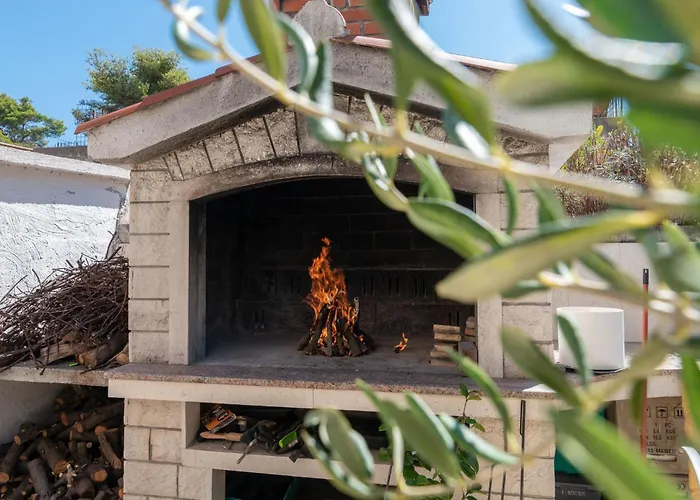 Modernes Mit Gartennutzung- Einer Gross By Interhome Трогир