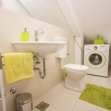 Modernes Mit Gartennutzung- Einer Gross By Interhome شقة